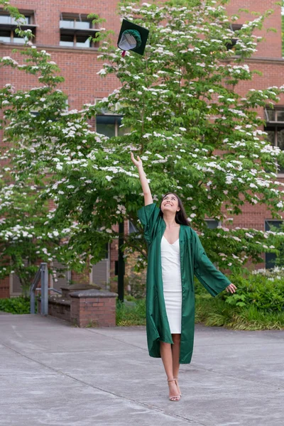 Kolegium Graduation zdjęcie w kampusie Uniwersytetu — Zdjęcie stockowe