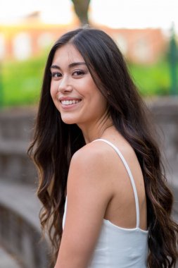 Üniversite Mezuniyet fotoğraf Üniversitesi kampüsünde