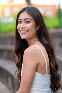 Üniversite Mezuniyet fotoğraf Üniversitesi kampüsünde