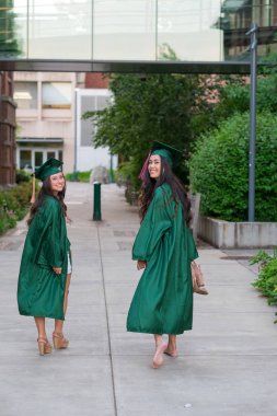 Üniversite Mezuniyet fotoğraf Üniversitesi kampüsünde