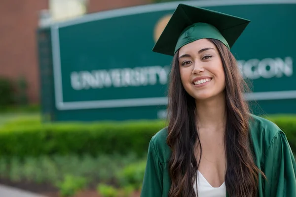 Kolegium Graduation zdjęcie w kampusie Uniwersytetu — Zdjęcie stockowe