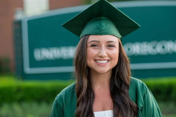 Maturitní fotografie na univerzitní kampus vysoké školy — Stock fotografie