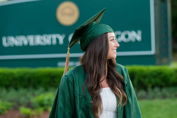 Kolegium Graduation zdjęcie w kampusie Uniwersytetu — Zdjęcie stockowe