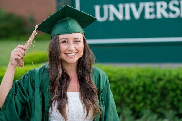 Выпускной в колледже Фото на кампусе университета
