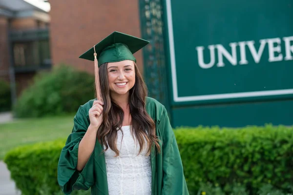 Főiskolai diploma fénykép egyetemi campus — Stock Fotó