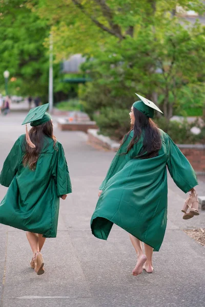 Kolegium Graduation zdjęcie w kampusie Uniwersytetu — Zdjęcie stockowe