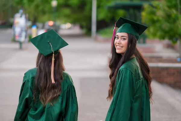 Kolegium Graduation zdjęcie w kampusie Uniwersytetu — Zdjęcie stockowe