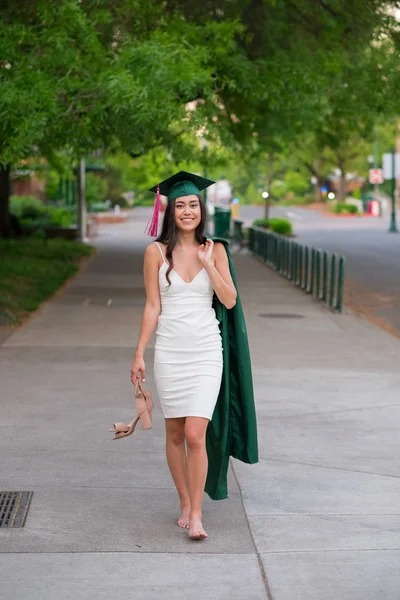 Φωτογραφία αποφοίτησης κολλεγίου στην πανεπιστημιούπολη — Φωτογραφία Αρχείου