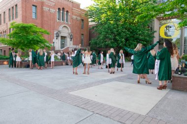 Oregon Üniversitesi üniversite mezunları kampüste