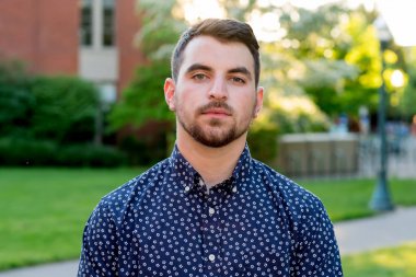 Üniversite mezunu Oregon kampüste