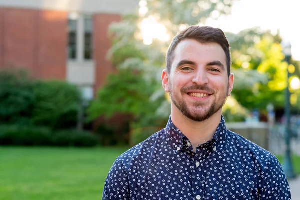 Üniversite mezunu Oregon kampüste