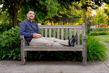 Üniversite mezunu Oregon kampüste