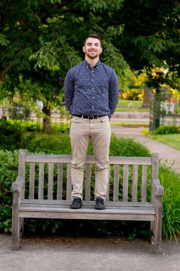 Üniversite mezunu Oregon kampüste