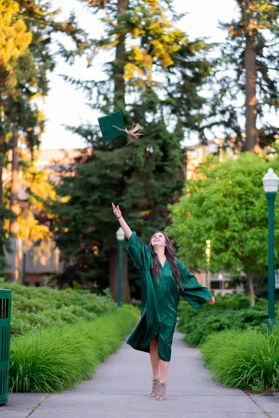 オレゴンのキャンパスの大学卒業生 — ストック写真