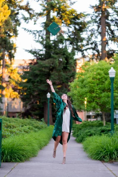 オレゴンのキャンパスの大学卒業生 — ストック写真