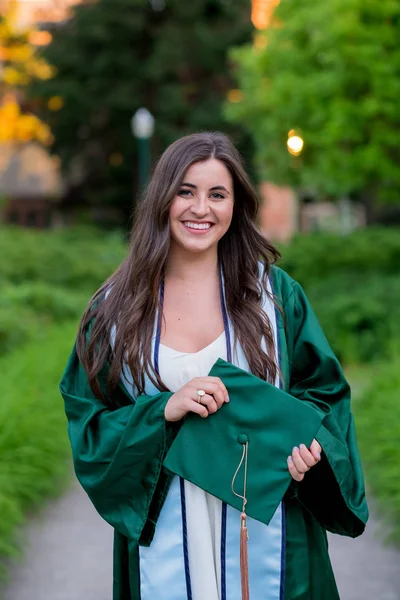 College Grad op de Campus in Oregon — Stockfoto