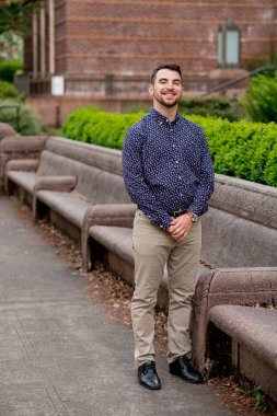 Üniversite mezunu Oregon kampüste