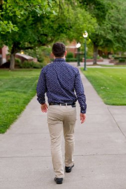 Üniversite mezunu Oregon kampüste