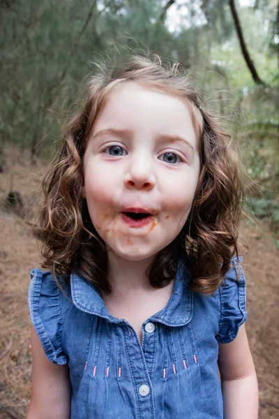 Levensstijl portret van drie jaar oud meisje — Stockfoto