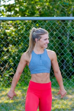 Yolda çalışma dışarı genç kadın atlet