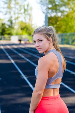 Yolda çalışma dışarı genç kadın atlet