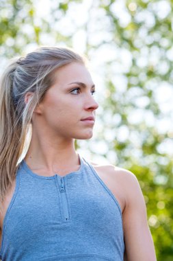 Yolda çalışma dışarı genç kadın atlet