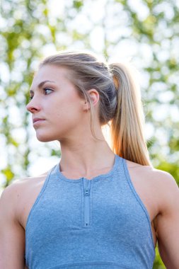 Yolda çalışma dışarı genç kadın atlet