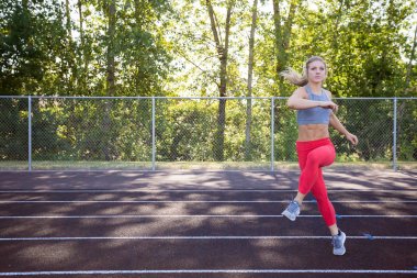 Yolda çalışma dışarı genç kadın atlet