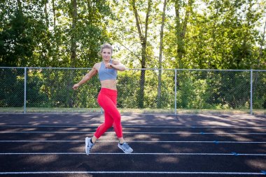 Yolda çalışma dışarı genç kadın atlet