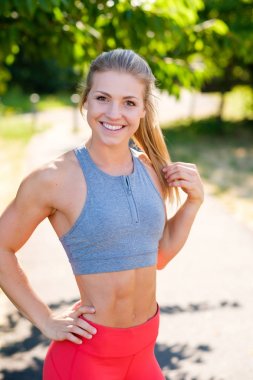 Yolda çalışma dışarı genç kadın atlet