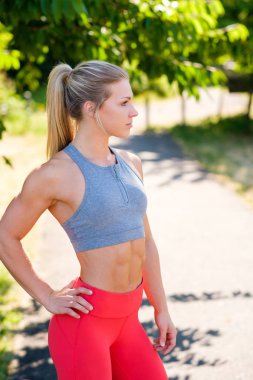 Yolda çalışma dışarı genç kadın atlet