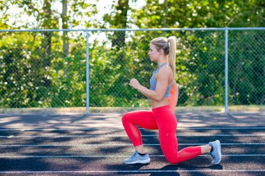 Yolda çalışma dışarı genç kadın atlet