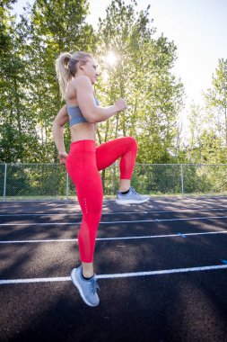 Yolda çalışma dışarı genç kadın atlet