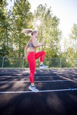 Yolda çalışma dışarı genç kadın atlet