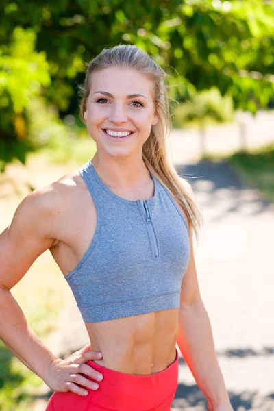 Yolda çalışma dışarı genç kadın atlet