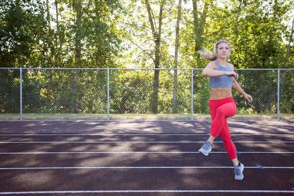 Yolda çalışma dışarı genç kadın atlet