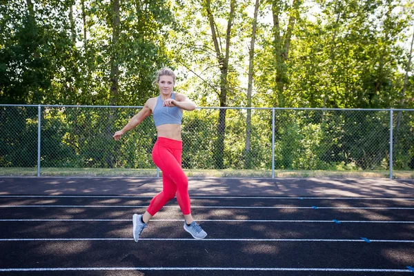 Yolda çalışma dışarı genç kadın atlet