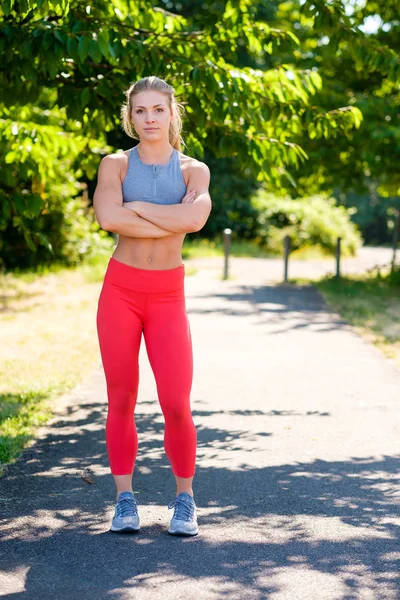 Yolda çalışma dışarı genç kadın atlet