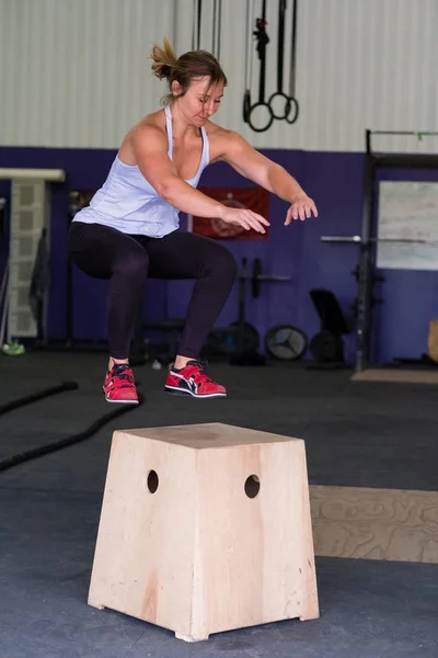 Mujer en el gimnasio Cross Training Fitness — Foto de Stock