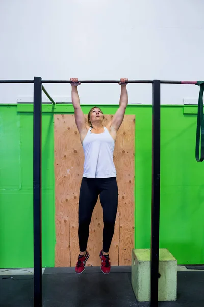 Mujer en el gimnasio Cross Training Fitness — Foto de Stock