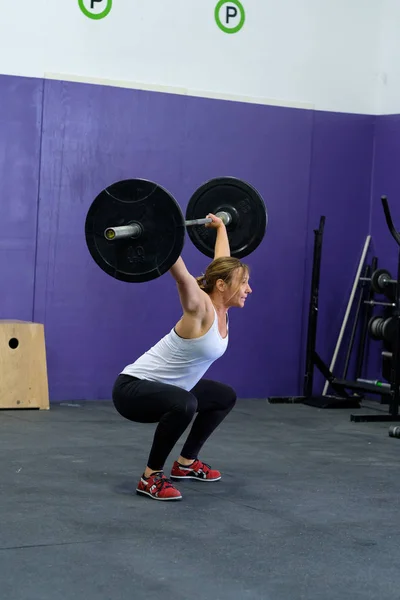 Mujer en el gimnasio Cross Training Fitness — Foto de Stock