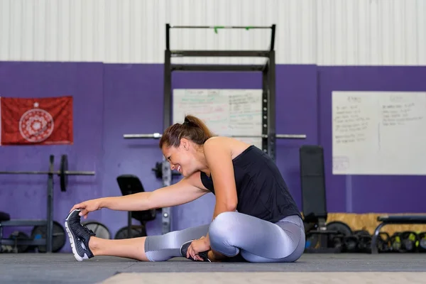 Mujer en el gimnasio Cross Training Fitness — Foto de Stock