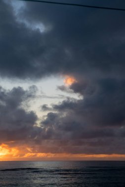 Sunrise güzel Hawaiin kumsalda