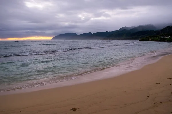 Wunderschöner hawaiianischer Strand bei Sonnenaufgang — Stockfoto