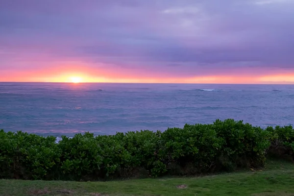 Hermosa playa hawaiana al amanecer — Foto de Stock