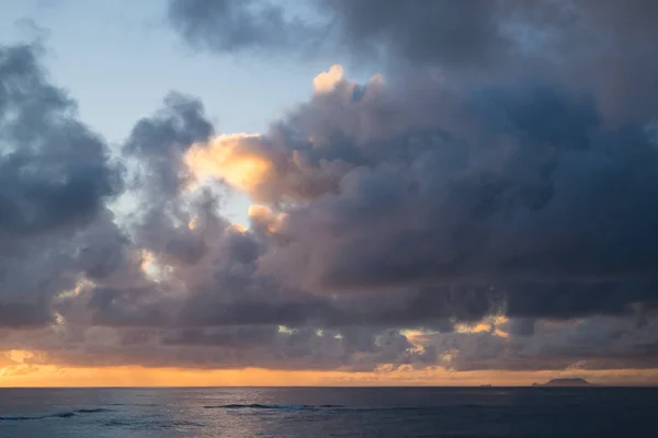 Praia do Havaí bonita ao nascer do sol — Fotografia de Stock