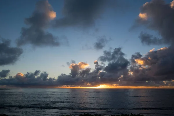 Hermosa playa hawaiana al amanecer — Foto de Stock