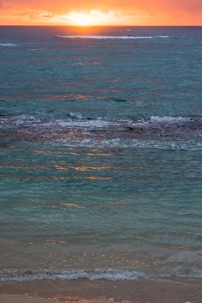 Прекрасний пляж Hawaiin при сходом сонця — стокове фото