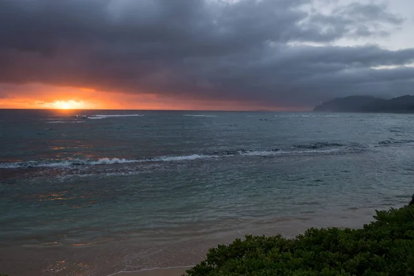 Wunderschöner hawaiianischer Strand bei Sonnenaufgang — Stockfoto