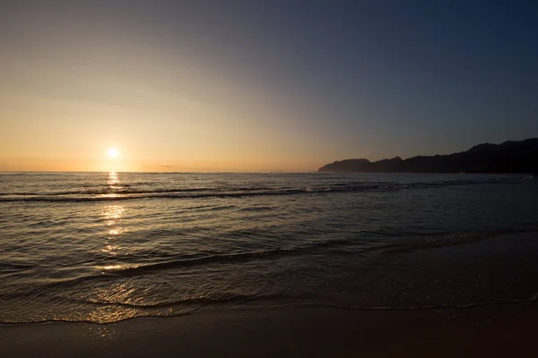 Hermosa playa hawaiana al amanecer — Foto de Stock
